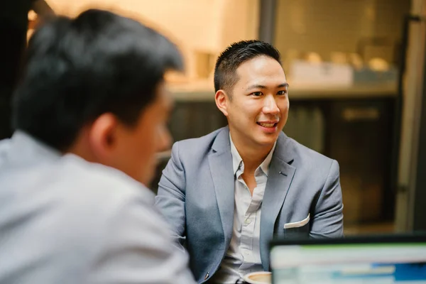 Gruppe Junger Und Tatkräftiger Chinesisch Asiatischer Mitarbeiter Sitzen Einem Tisch — Stockfoto