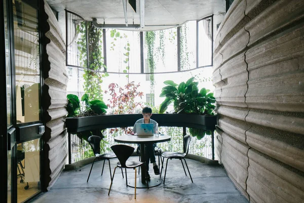 Pria Asia Yang Bekerja Laptop Kafe Menghubungkan Konsep Jaringan — Stok Foto