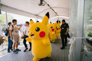 Singapur, Mart 2018: Pikachu Bay, turistik ve Singapur'da yerel cazibe bahçelerle törende. Kalabalık izleyin ve birçok Pikachus (Pokemon) Mart ve dans fotoğraf çekmek için bir araya.