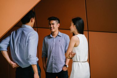 üç iş profesyonelleri (avukat, bankacılar veya muhasebeciler) ekip var bir konuşma / gün onların Office tartışma. İki Çinli Asyalı erkek ve bir kadın yan yana ve bahsediyorsun.