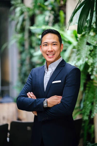 Retrato Guapo Joven Inteligente Hombre Asiático Chino Traje Sonriendo Pie — Foto de Stock