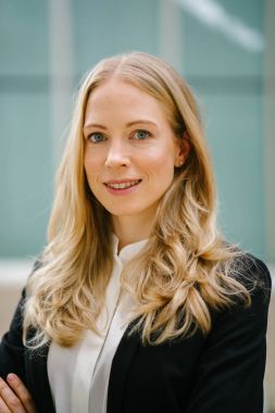 Beyaz bir profesyonel baş shot beyaz elbiseli kadın. O gülümsüyor ve kendinden emin ve rahat görünür. O bir profesyonel (bankacı, avukat, kurucusu) ve onun kariyeri için giyinmiş.