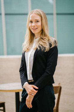 Asya genç, çekici göçmen kadın portre profesyonel kafa vurdu. O beyaz / beyaz / Rus ve güvenle kameraya gülümsüyor gibi gülümsüyor.