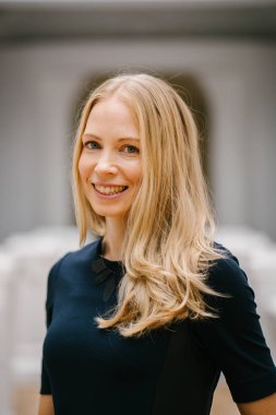 profesyonel kafa vurdu / genç bir Rus işkadını yakın çekim. O baþlamak içinde ve dinamik, enerjik ve kendinden emin olarak o kameraya gülümsüyor ve mavi gözlü ve sarışın saçlı.