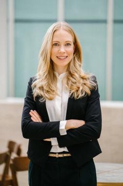 Beyaz bir profesyonel baş shot beyaz elbiseli kadın. O gülümsüyor ve kendinden emin ve rahat görünür. O bir profesyonel (bankacı, avukat, kurucusu) ve onun kariyeri için giyinmiş.