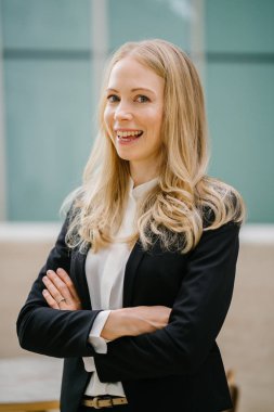 Asya genç, çekici göçmen kadın portre profesyonel kafa vurdu. O beyaz / beyaz / Rus ve güvenle kameraya gülümsüyor gibi gülümsüyor.