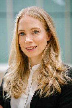 Beyaz bir profesyonel baş shot beyaz elbiseli kadın. O gülümsüyor ve kendinden emin ve rahat görünür. O bir profesyonel (bankacı, avukat, kurucusu) ve onun kariyeri için giyinmiş.