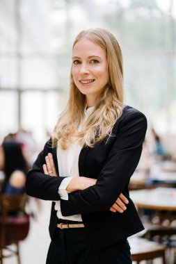 Asya genç, çekici göçmen kadın portre profesyonel kafa vurdu. O beyaz / beyaz / Rus ve güvenle kameraya gülümsüyor gibi gülümsüyor.