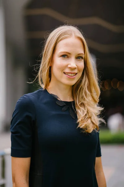 Retrato Una Mujer Blanca Caucásica Muy Hermosa Vestido Negro Rubia — Foto de Stock