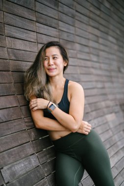 Çekici, genç Çinli Asyalı bir kadın portresi sportif, aktif giyim Singapur genel Park'ta hafta sonu gün içinde giyinmiş.