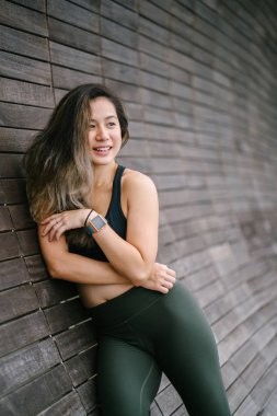 Çekici, genç Çinli Asyalı bir kadın portresi sportif, aktif giyim Singapur genel Park'ta hafta sonu gün içinde giyinmiş.