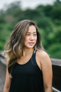 Çekici, genç Çinli Asyalı bir kadın portresi sportif, aktif giyim Singapur genel Park'ta hafta sonu gün içinde giyinmiş.