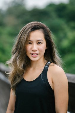 Çekici, genç Çinli Asyalı bir kadın portresi sportif, aktif giyim Singapur genel Park'ta hafta sonu gün içinde giyinmiş.