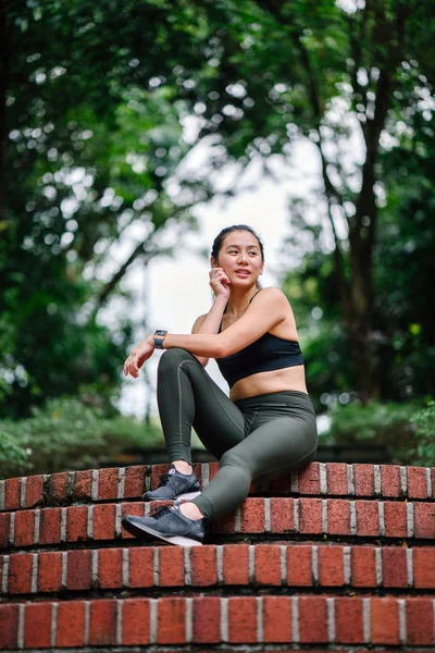 Retrato Una Atractiva Joven Asiática China Vestida Con Ropa Deportiva — Foto de Stock