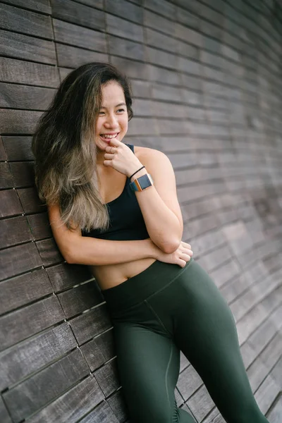 Çekici, genç Çinli Asyalı bir kadın portresi sportif, aktif giyim Singapur genel Park'ta hafta sonu gün içinde giyinmiş.