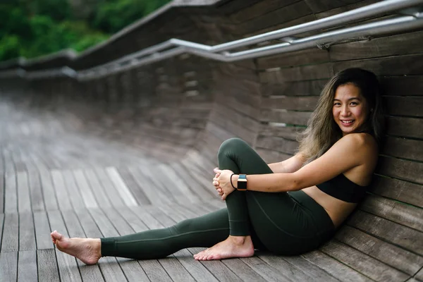 Портрет Привлекательной Молодой Китаянки Одетой Спортивную Активную Одежду Зеленом Общественном — стоковое фото