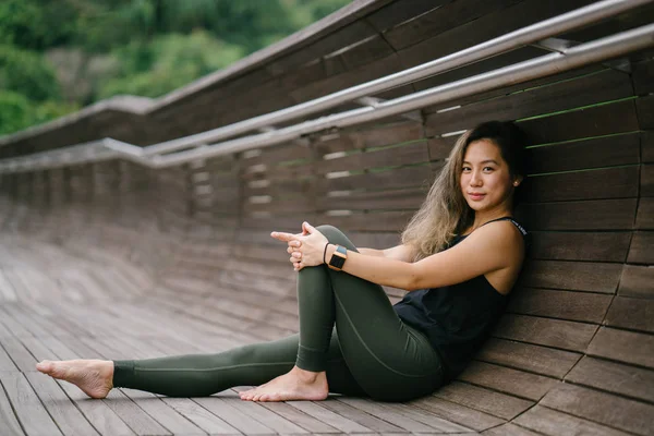 Portret Van Een Aantrekkelijke Jonge Chinese Aziatische Vrouw Gekleed Een — Stockfoto