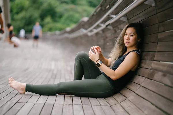 Портрет Привлекательной Молодой Китаянки Одетой Спортивную Активную Одежду Мосту Пышном — стоковое фото