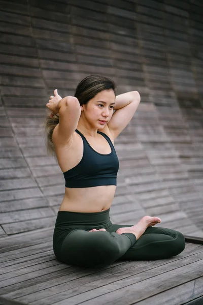 Молодая Китайская Азиатка Медитирует Позе Лотоса Поза Йоги Которая Является — стоковое фото