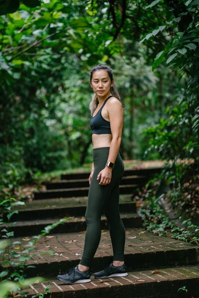 Portret Van Een Aantrekkelijke Jonge Chinese Aziatische Vrouw Gekleed Sportieve — Stockfoto