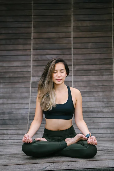 Wanita Muda Asia Cina Bermeditasi Dalam Pose Teratai Pose Yoga — Stok Foto