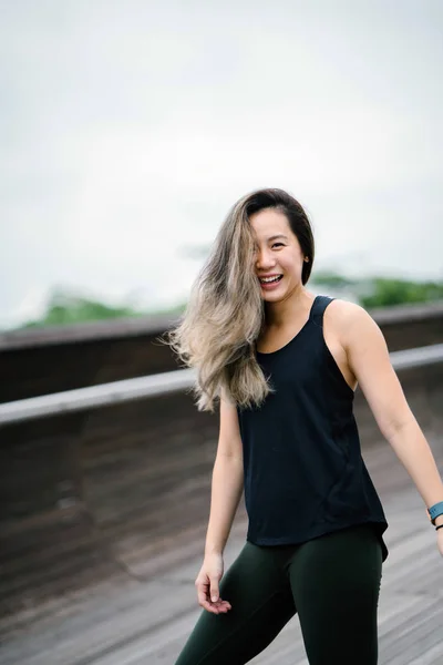 Portret Van Een Aantrekkelijke Jonge Chinese Aziatische Vrouw Gekleed Sportieve — Stockfoto