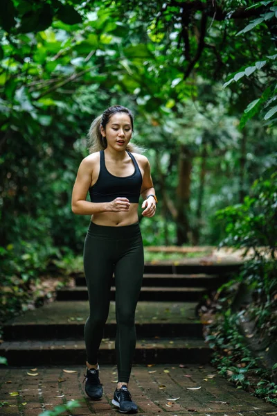 Atractiva Joven Mujer Asiática China Vestida Con Ropa Deportiva Activa — Foto de Stock