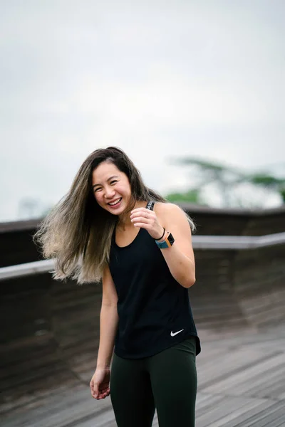 Retrato Una Atractiva Joven Asiática China Vestida Con Ropa Deportiva — Foto de Stock