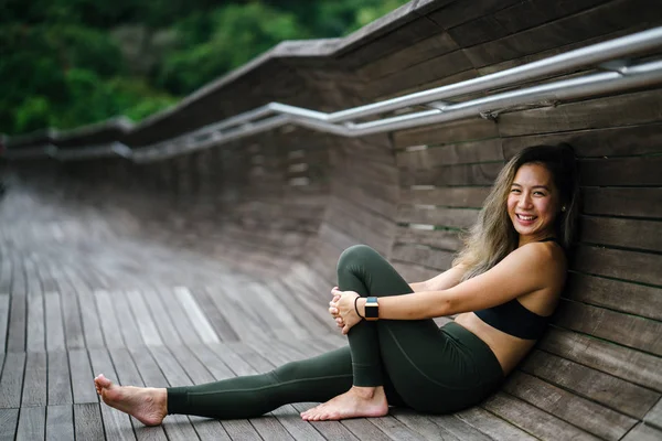 Portret Van Een Aantrekkelijke Jonge Chinese Aziatische Vrouw Gekleed Sportieve — Stockfoto