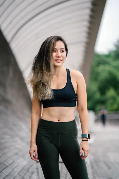 Portret Van Een Aantrekkelijke Jonge Chinese Aziatische Vrouw Gekleed Sportieve — Stockfoto