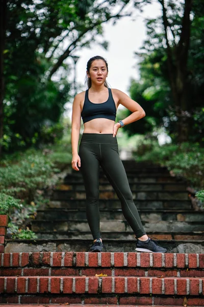 Retrato Una Atractiva Joven Asiática China Vestida Con Ropa Deportiva — Foto de Stock