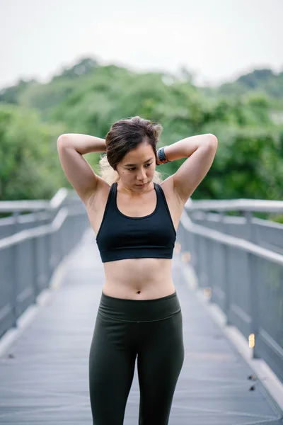 Retrato Una Atractiva Joven Asiática China Vestida Con Ropa Deportiva — Foto de Stock