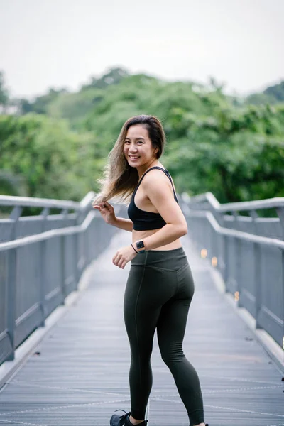 Portret Van Een Aantrekkelijke Jonge Chinese Aziatische Vrouw Gekleed Een — Stockfoto