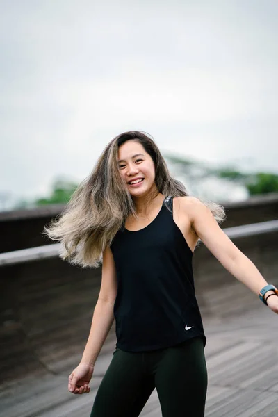 Retrato Una Atractiva Joven Asiática China Vestida Con Ropa Deportiva — Foto de Stock