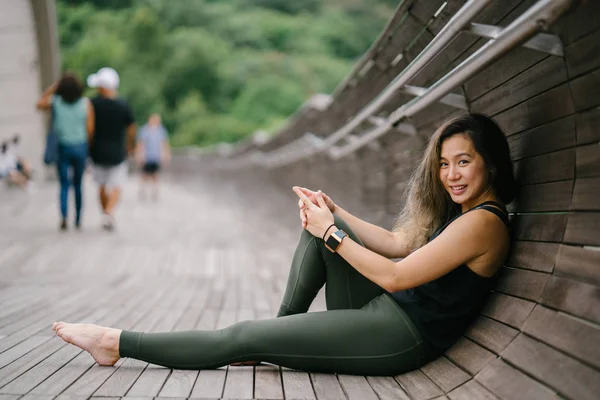 Portret Van Een Aantrekkelijke Jonge Chinese Aziatische Vrouw Gekleed Sportieve — Stockfoto