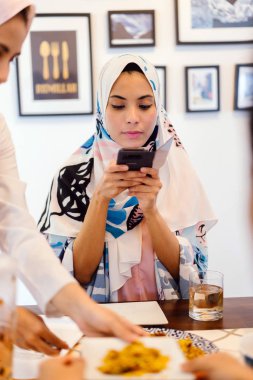 Geleneksel aile akşam yemeği masada evde birlikte Müslüman