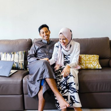 Müslüman Malay birkaç evde Müslüman Festivali sırasında laptop ile Singapur, Asya Hari Raya portresi.