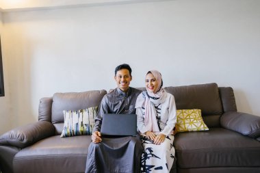 Müslüman Malay birkaç evde Müslüman Festivali sırasında laptop ile Singapur, Asya Hari Raya portresi.
