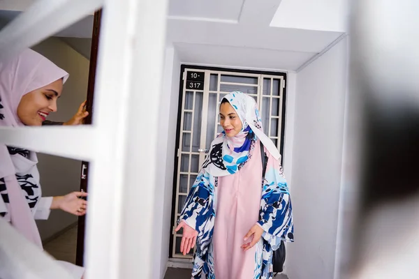 Mulher Muçulmana Cumprimentando Convidado Porta Convidá Para Celebrar Hari Raya — Fotografia de Stock