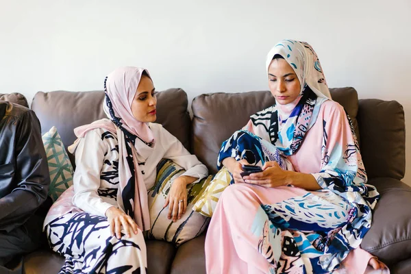 Två Muslimska Kvinnor Slöja Titta Hem Över Hari Raya Och — Stockfoto