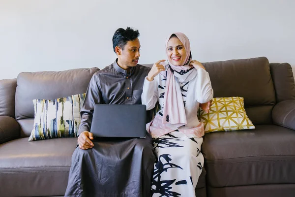 Müslüman Malay birkaç evde Müslüman Festivali sırasında laptop ile Singapur, Asya Hari Raya portresi.