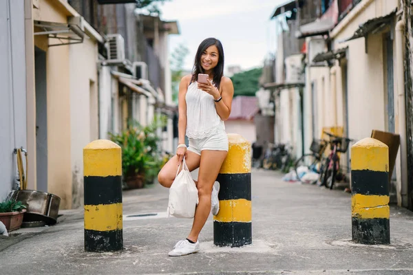 Портрет Молодой Спортивной Привлекательной Милой Китайской Азиатки Использующей Свой Смартфон — стоковое фото