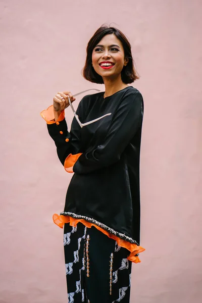 Modeporträt Einer Schönen Modischen Asiatischen Frau Die Auf Der Straße — Stockfoto