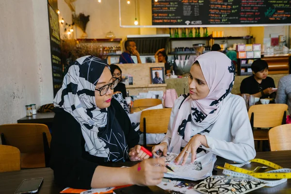 매력적인 이슬람 기업인 Coworking 공간에 논의가지고 그들은 스카프 Hjiab 그들의 — 스톡 사진