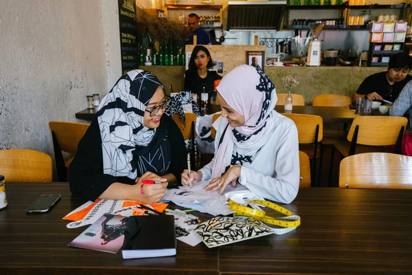 Zwei Attraktive Muslimische Unternehmerinnen Unterhalten Sich Coworking Space Beide Tragen — Stockfoto