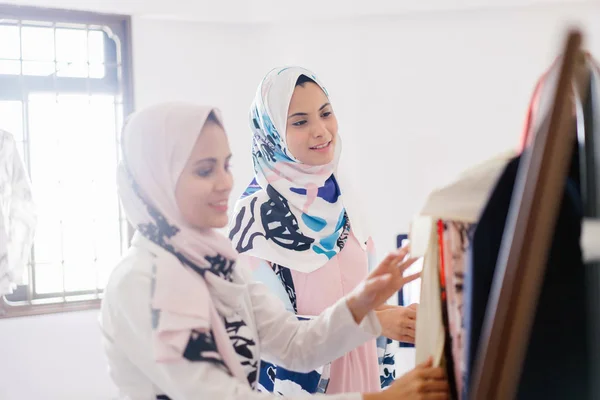 Deux Jeunes Femmes Entrepreneures Musulmanes Attrayantes Discutent Affaires Dans Bureau — Photo