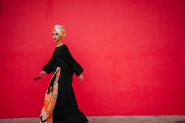 Модный Портрет Красивой Высокой Модной Женщины Ближневосточного Происхождения Позирует Красном — стоковое фото