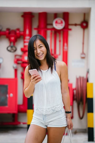 Портрет Спортивной Милой Красивой Китайской Азиатки Телефоном Стоящим Улице Улыбающейся — стоковое фото