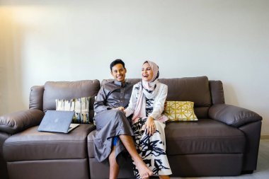 Müslüman Malay birkaç evde Müslüman Festivali sırasında laptop ile Singapur, Asya Hari Raya portresi.