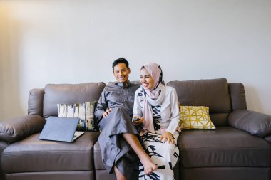 Müslüman Malay birkaç evde Müslüman Festivali sırasında laptop ile Singapur, Asya Hari Raya portresi.